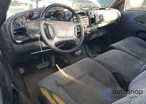 2001 Dodge Ram 1500 из США, поврежденный, VIN 3B7HC13Y01M540948